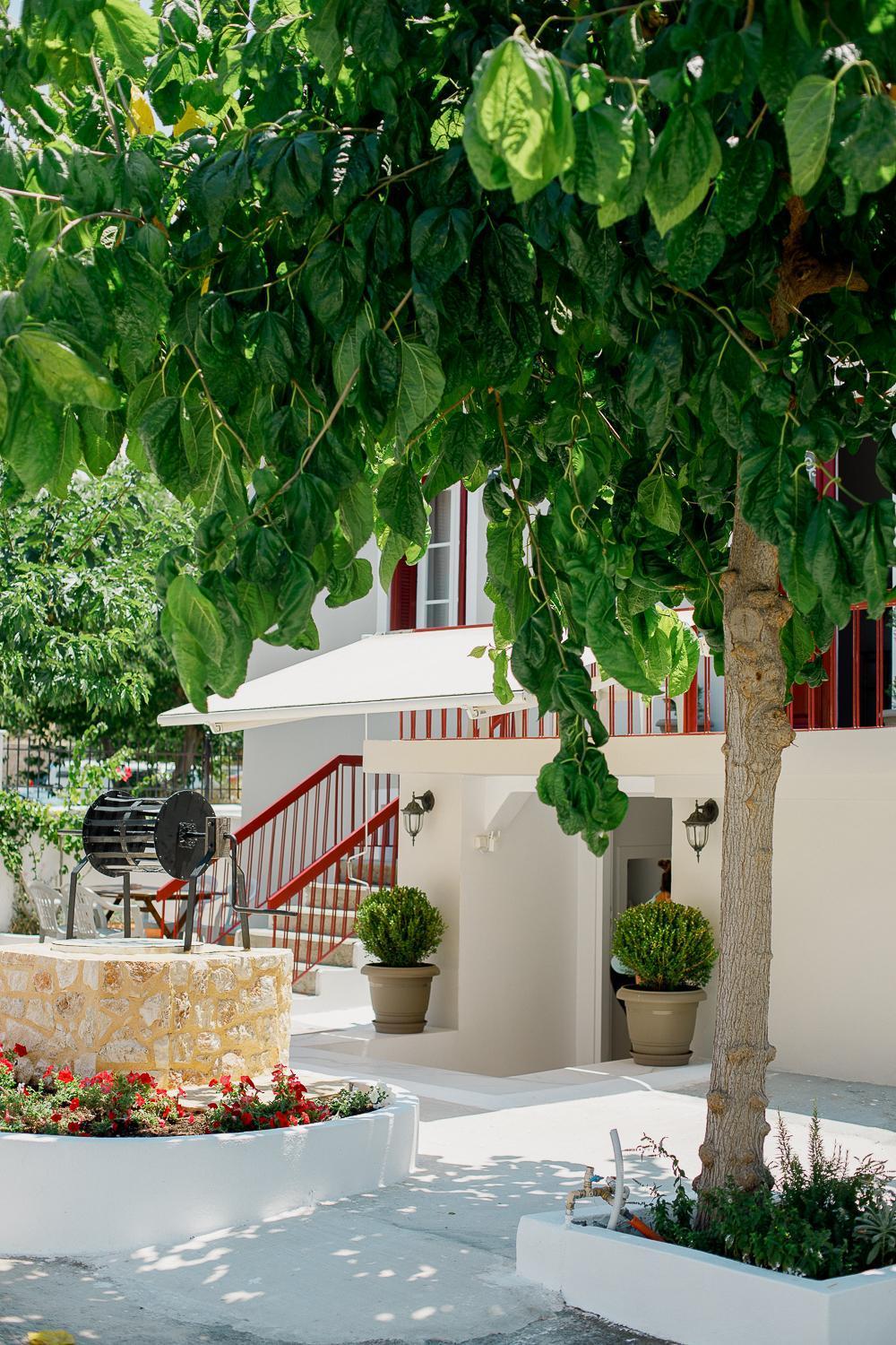 الشقق الفندقية Corinthفي  Iris Garden Retreat المظهر الخارجي الصورة